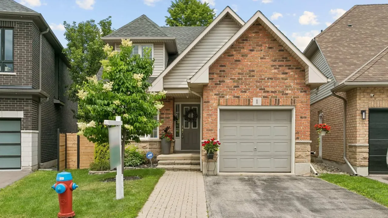 1173 Bellview Crescent Townhomes exterior