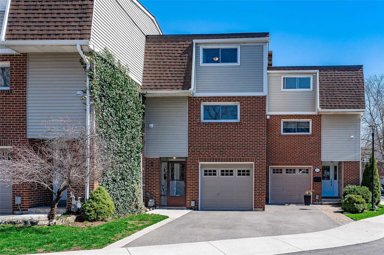 960 Warwick Court Townhomes condo building exterior