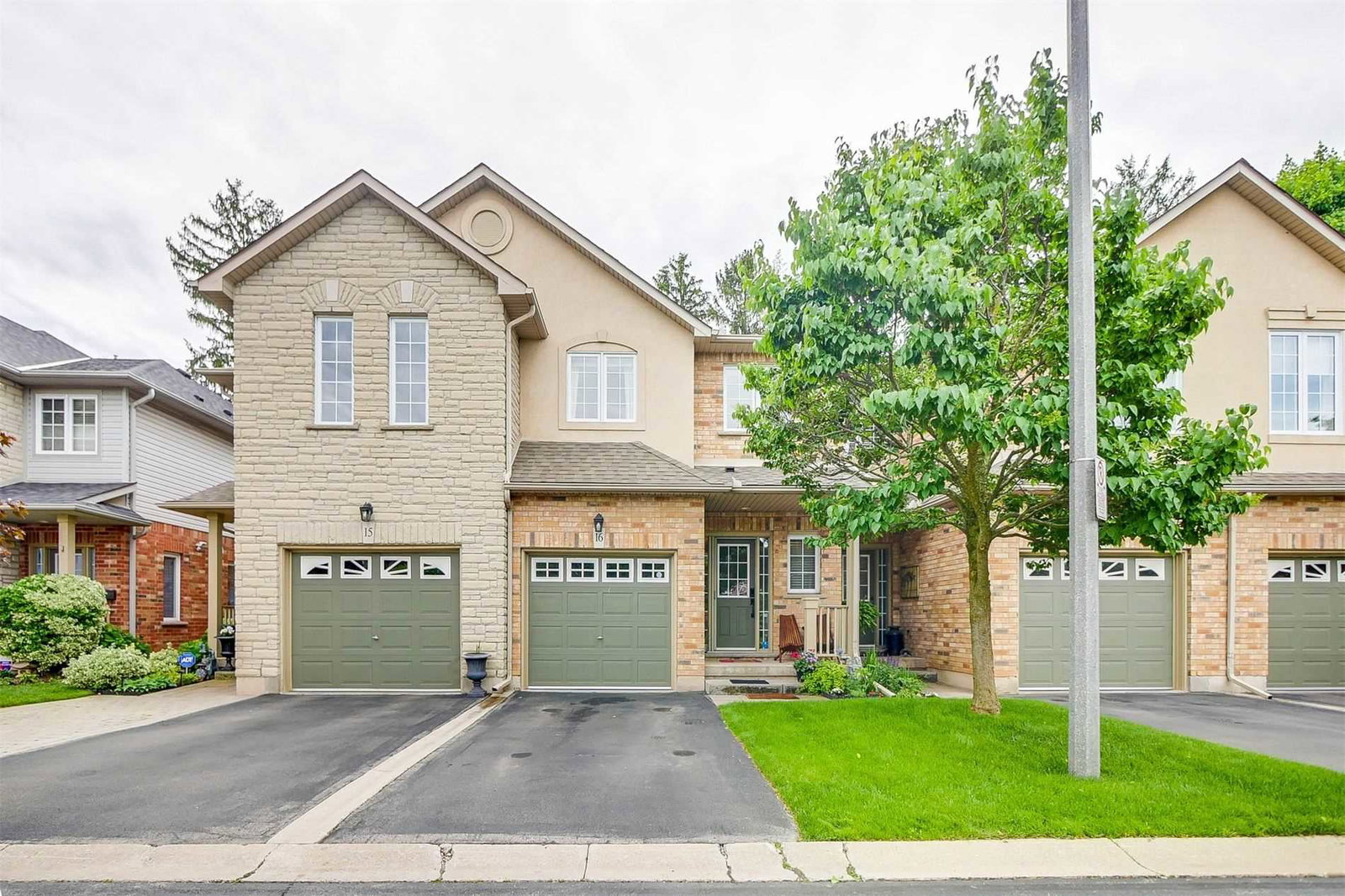 963 King Road Townhomes condo building exterior