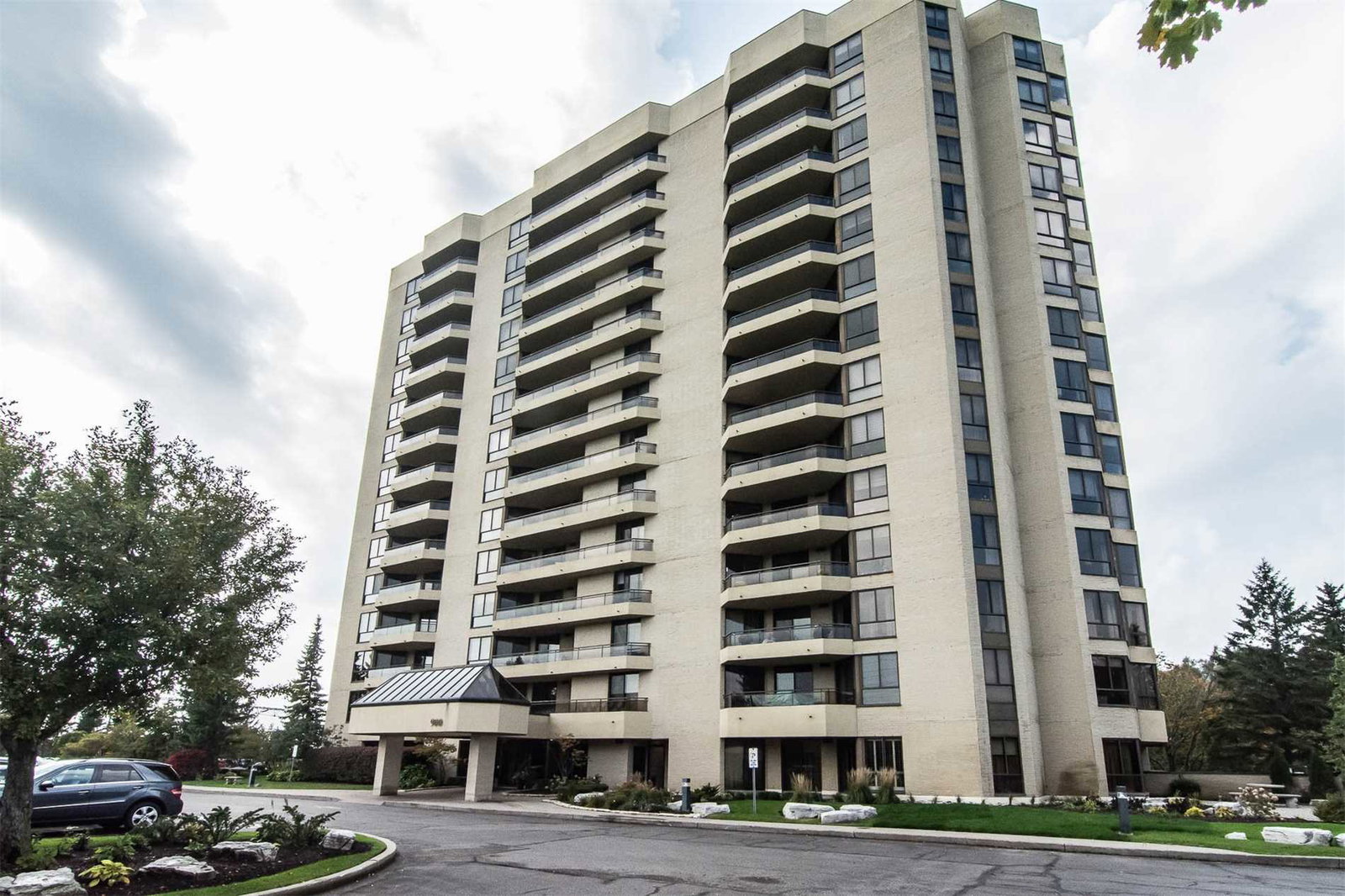 Plaza 900 Condos exterior