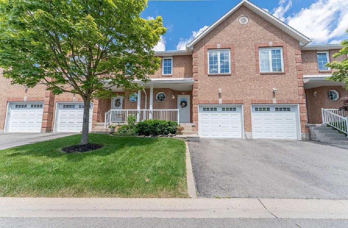 4 Victoria Townhomes condo building exterior