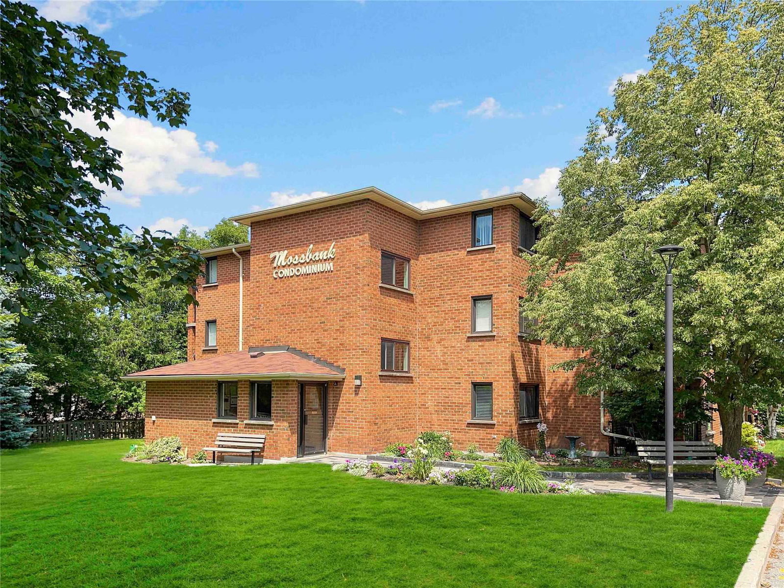 Mossbank condo