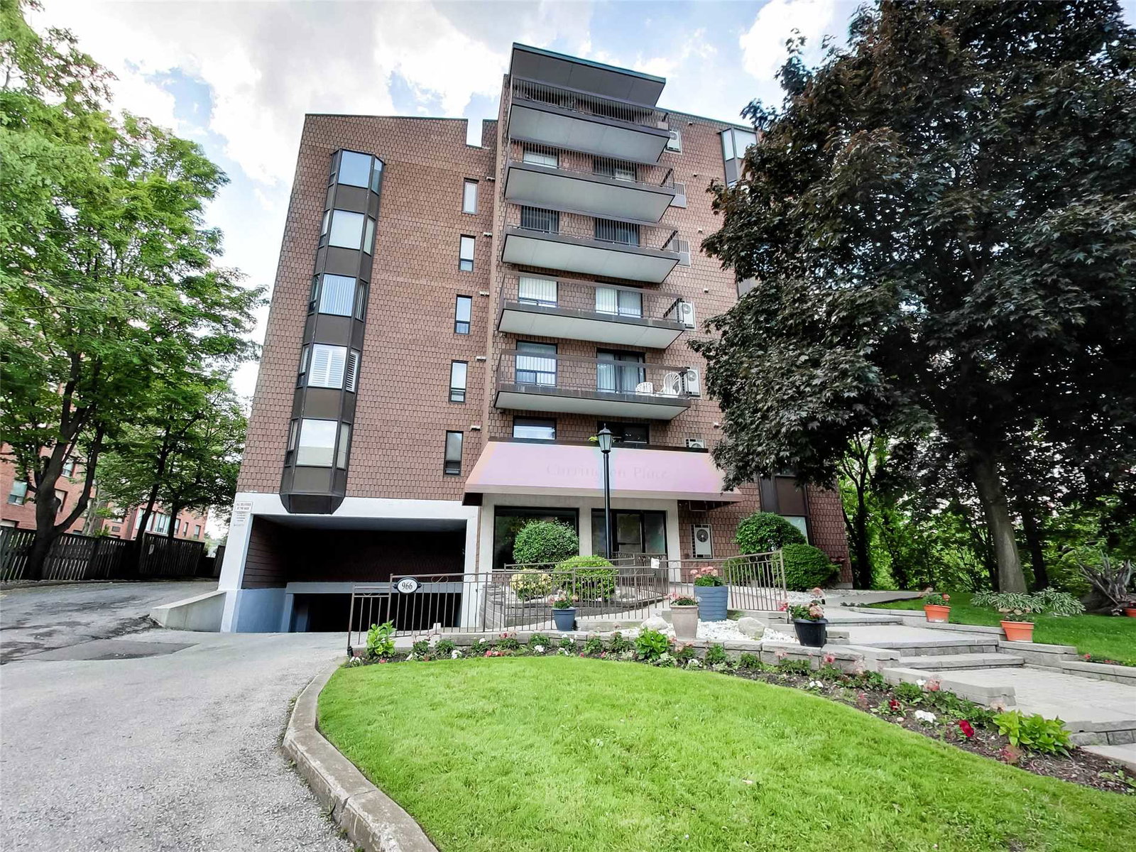 966 Queenston Road Condos exterior