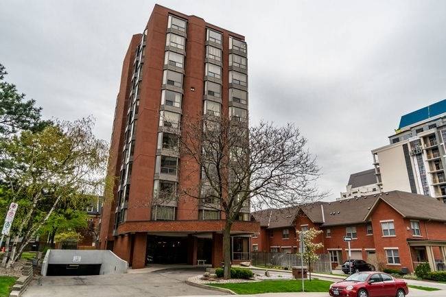 49 Robinson Street Condos exterior