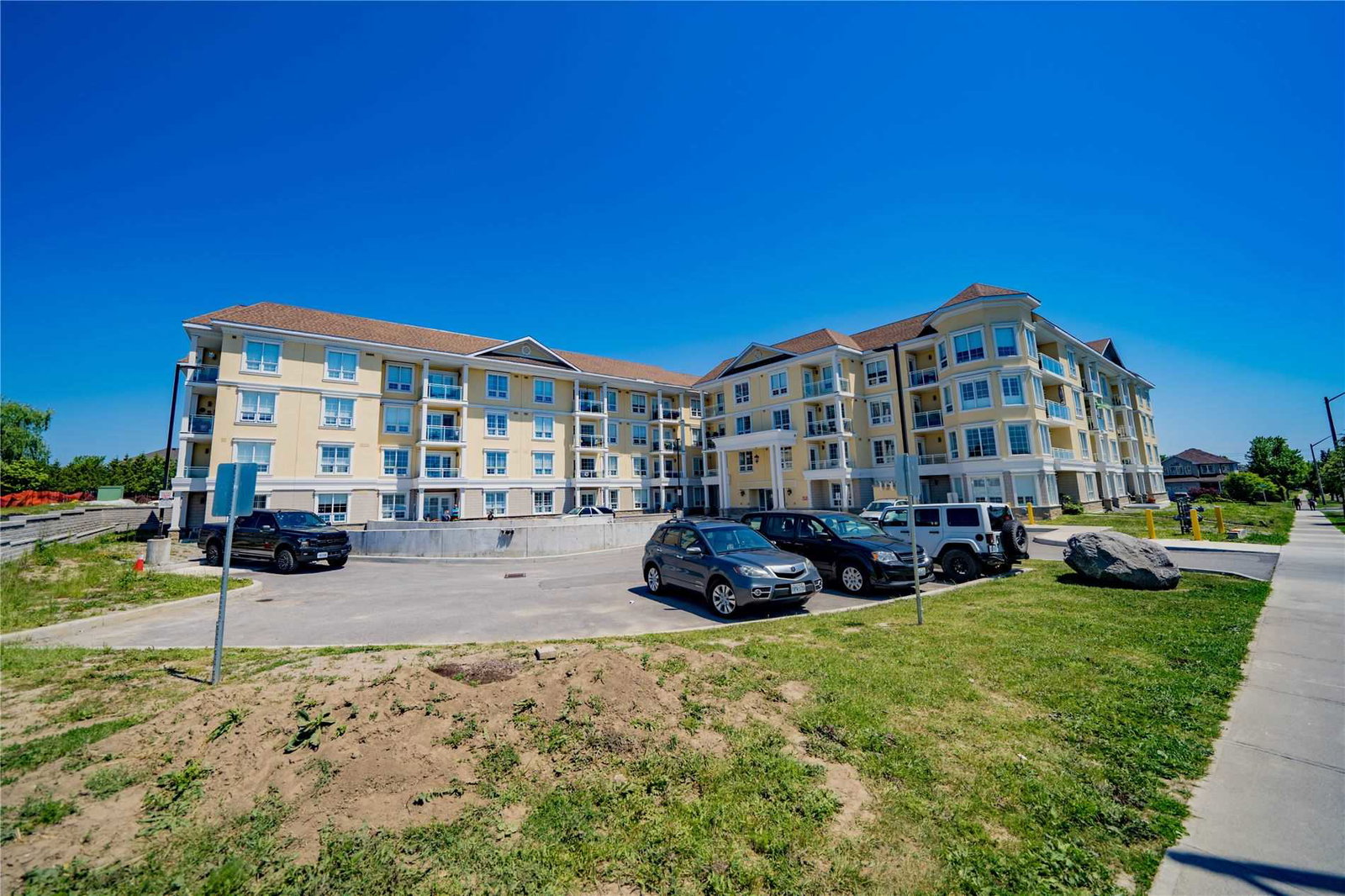 Brookhouse Gate Condos exterior