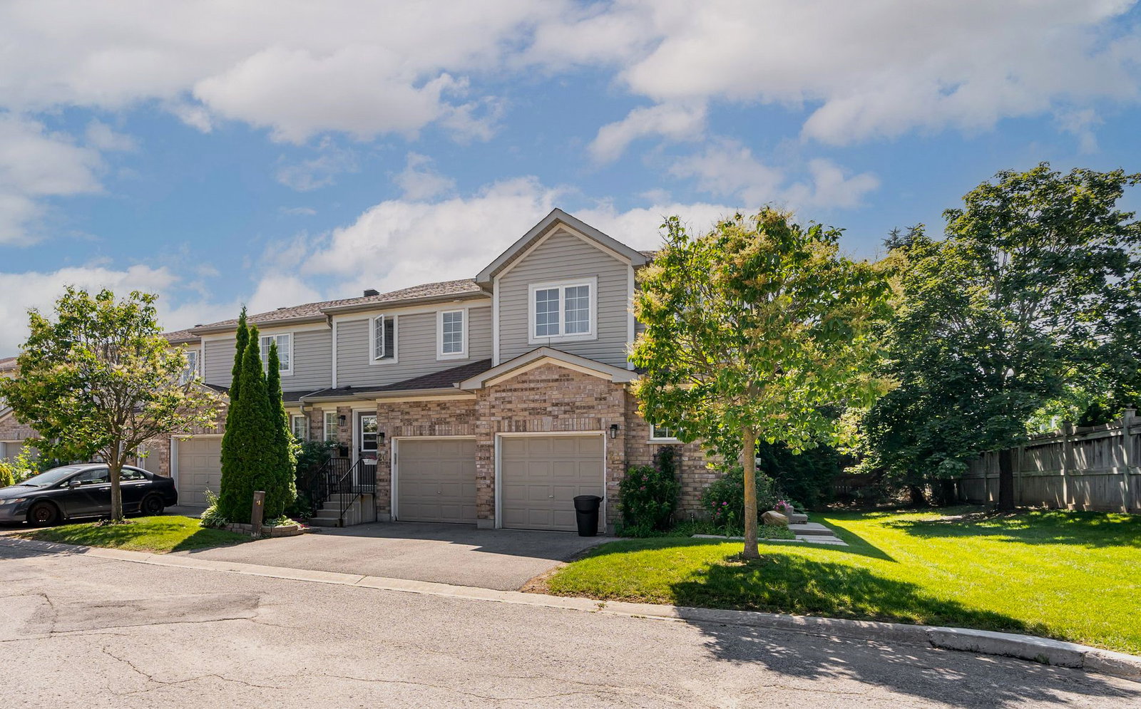 Mapleview Drive Condos exterior