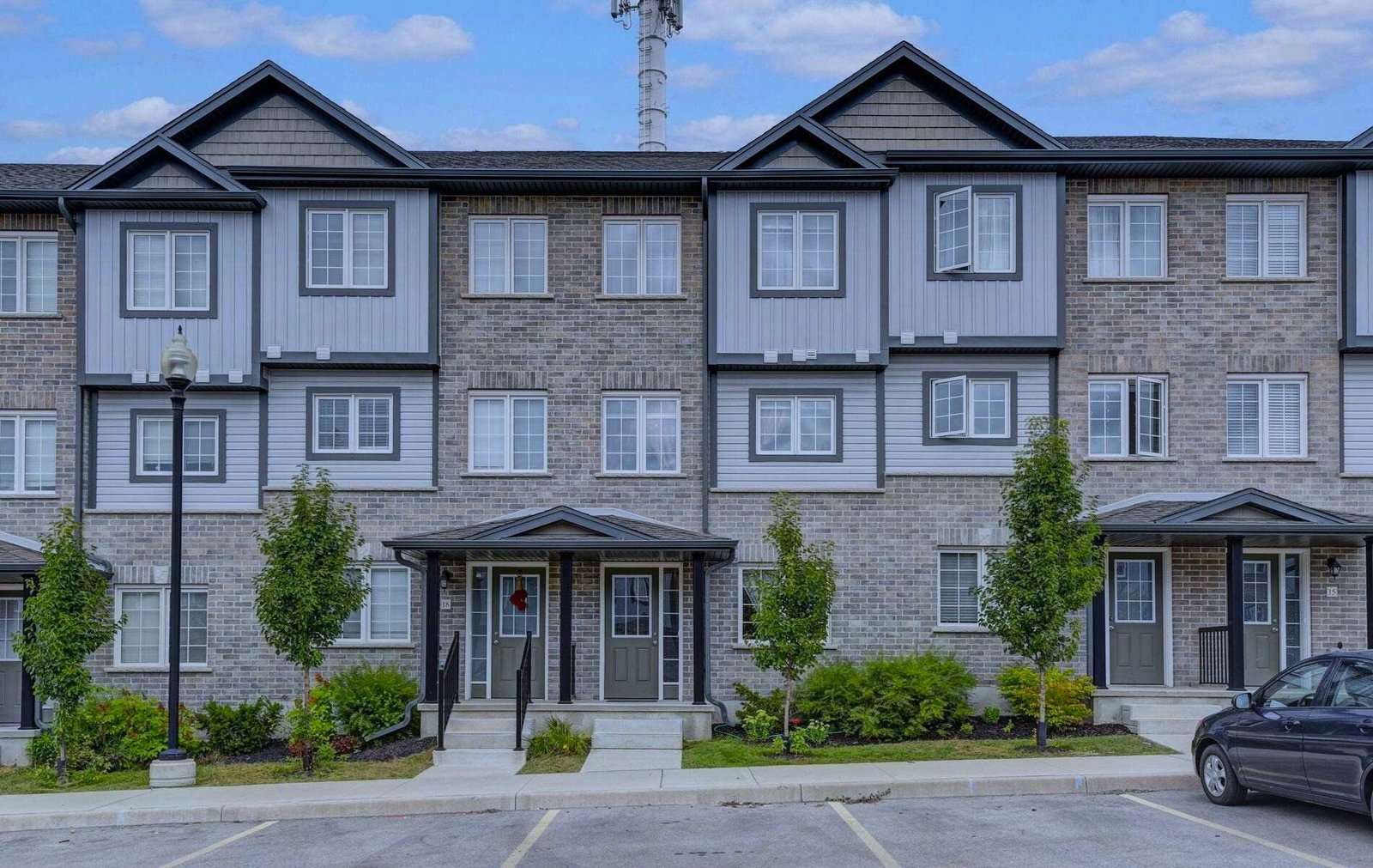 350 Dundas condo building exterior