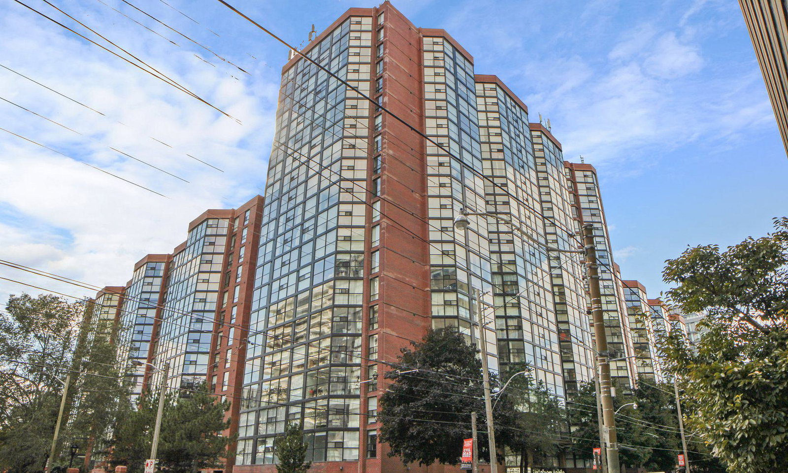 The Summit II Condos exterior