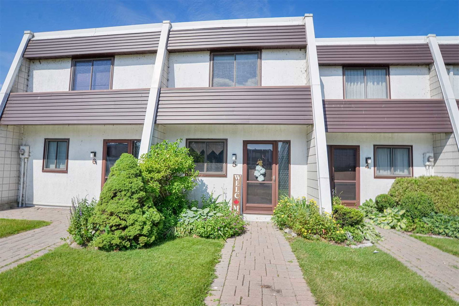 1 Paradise Condos exterior