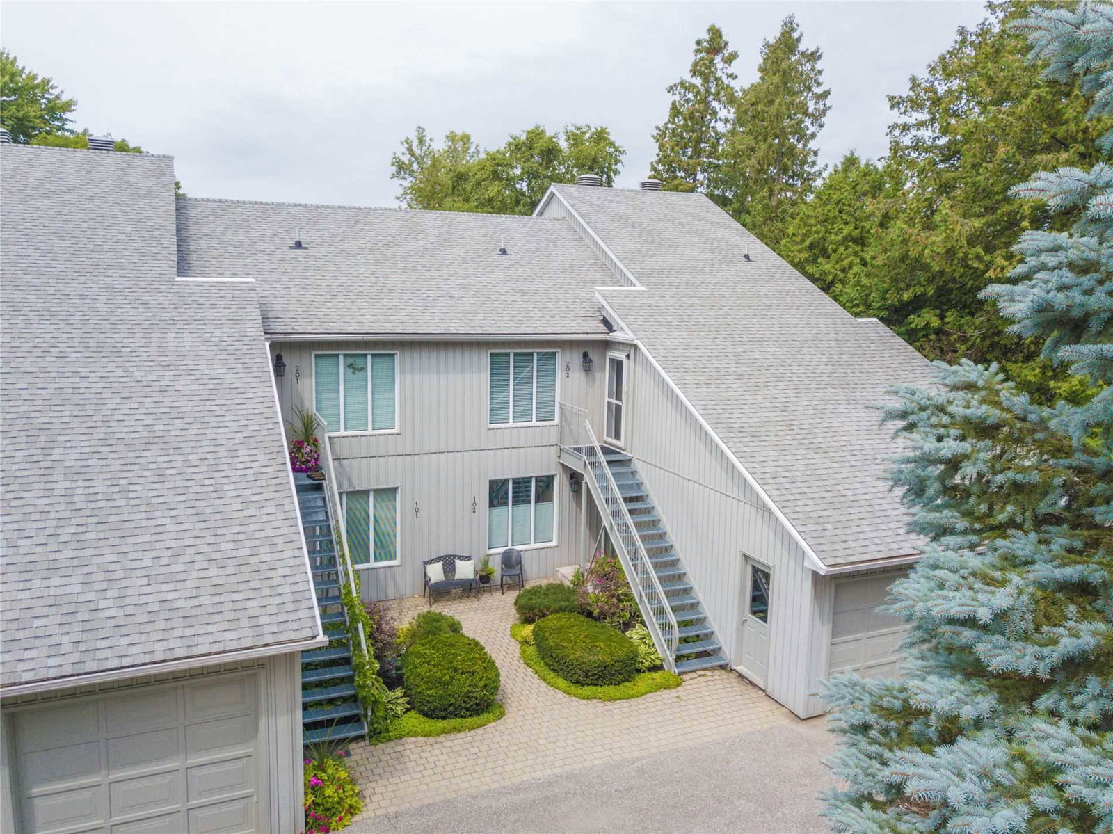 260 Cedarmere Condos exterior
