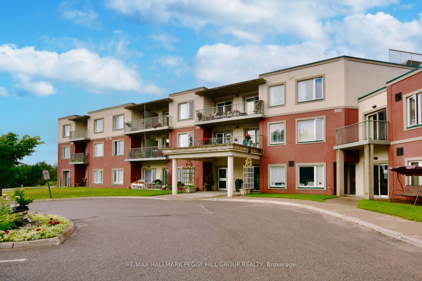 Le Villageois Lafontaine exterior