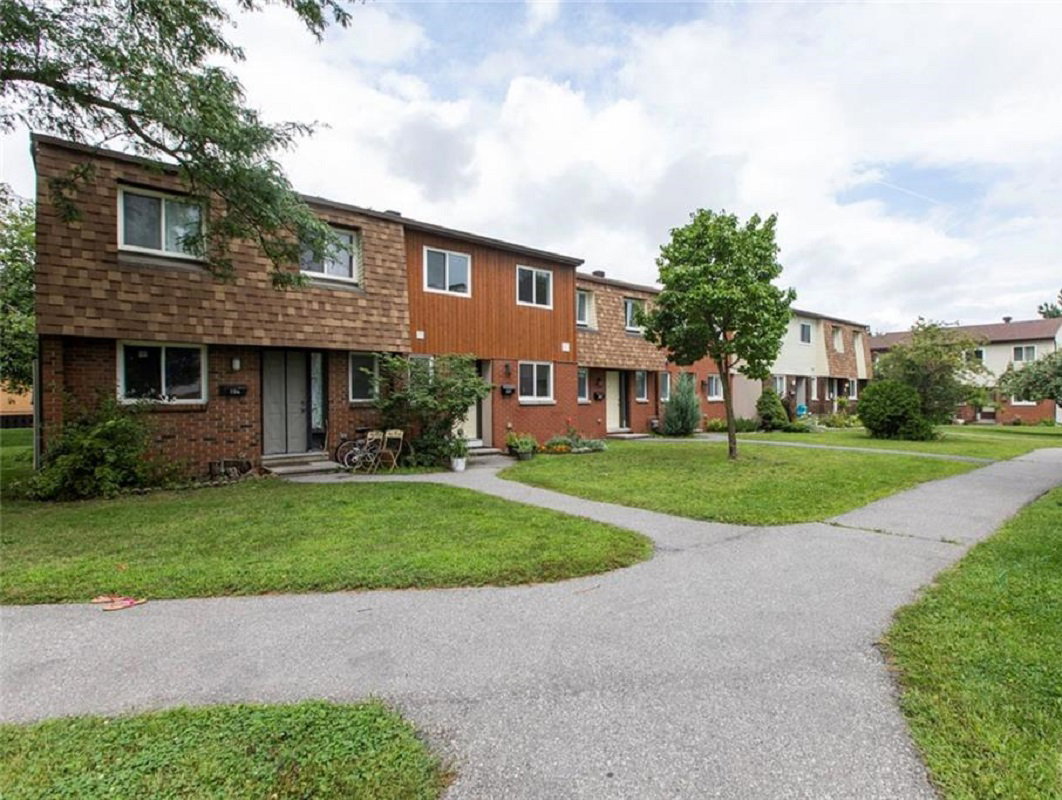 Woodvale Green Townhouses exterior