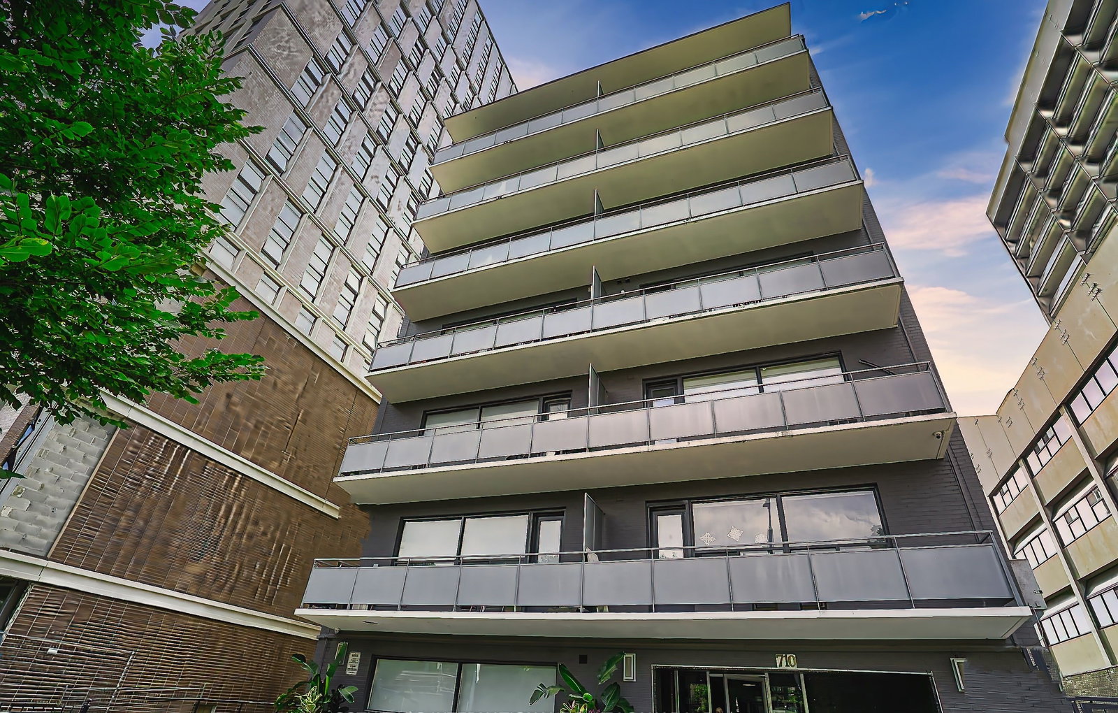 710 Spadina Avenue exterior