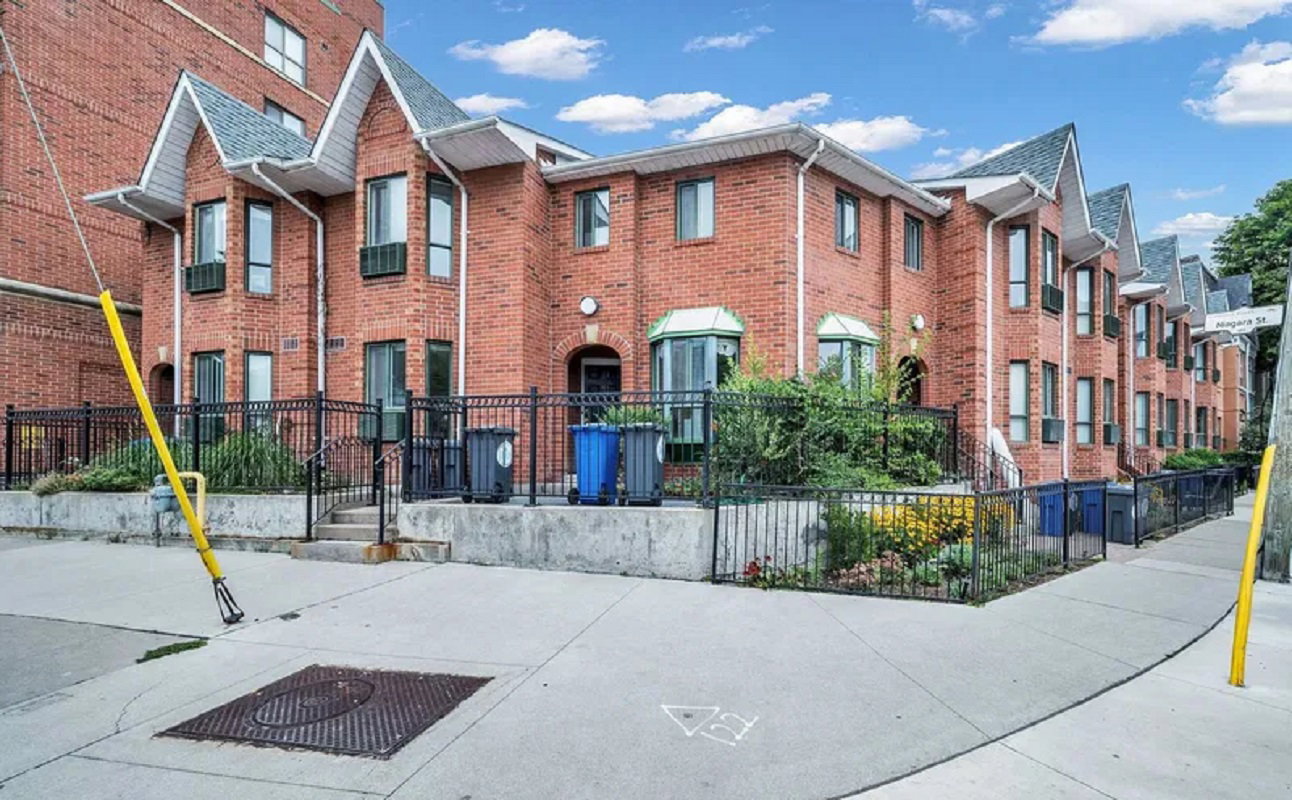 166b Niagara Street exterior