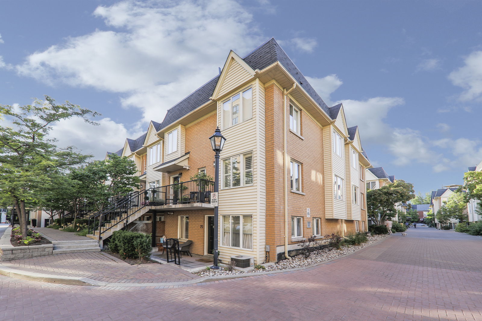 The Kings Townhouses condo