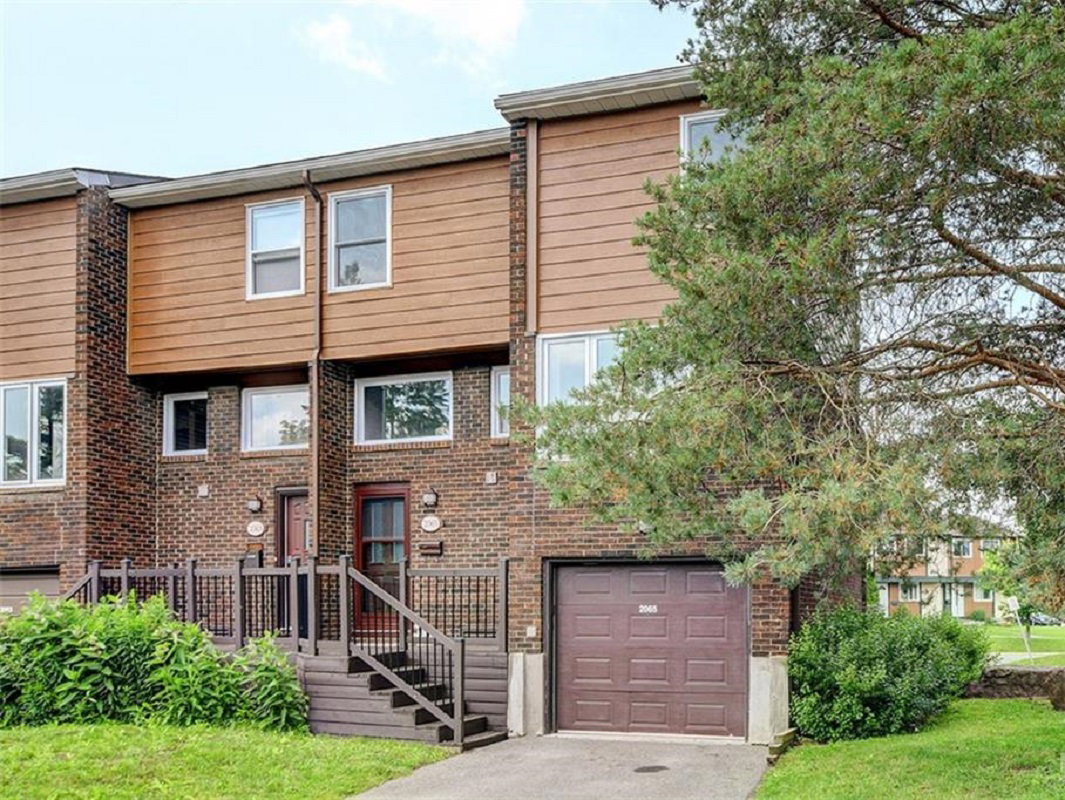 Eric Crescent Townhomes exterior