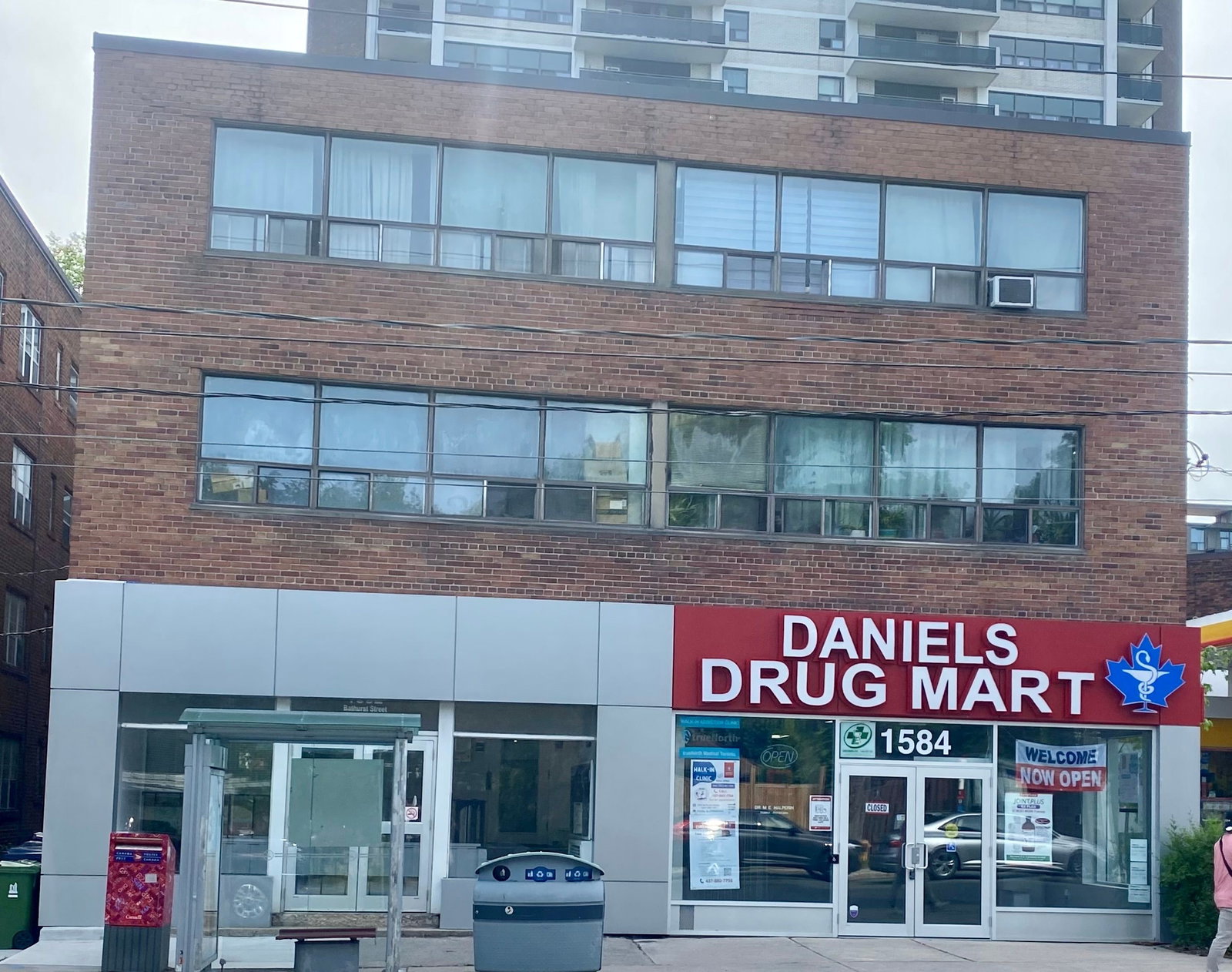 1582 Bathurst Street exterior