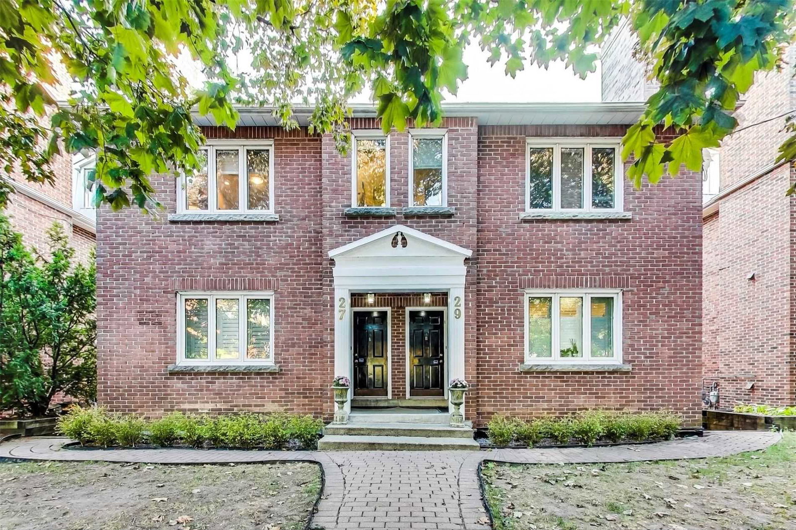 29 Claxton Blvd Townhouses exterior