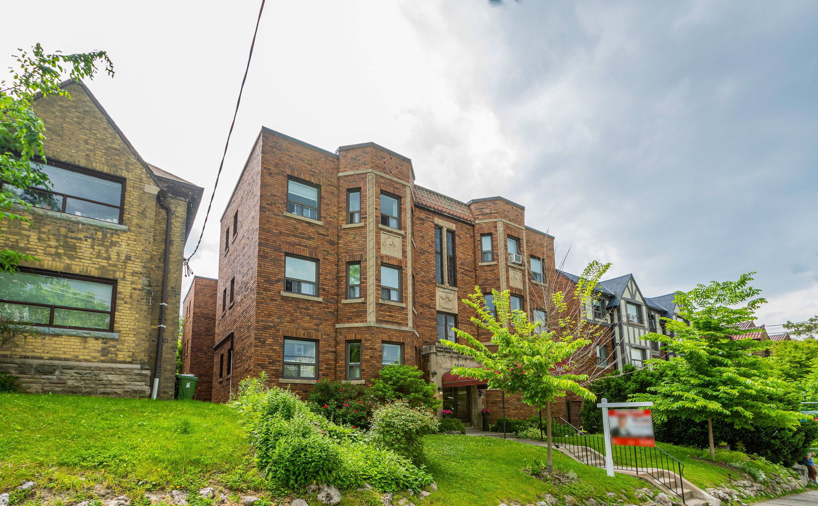 1646 Bathurst Street exterior