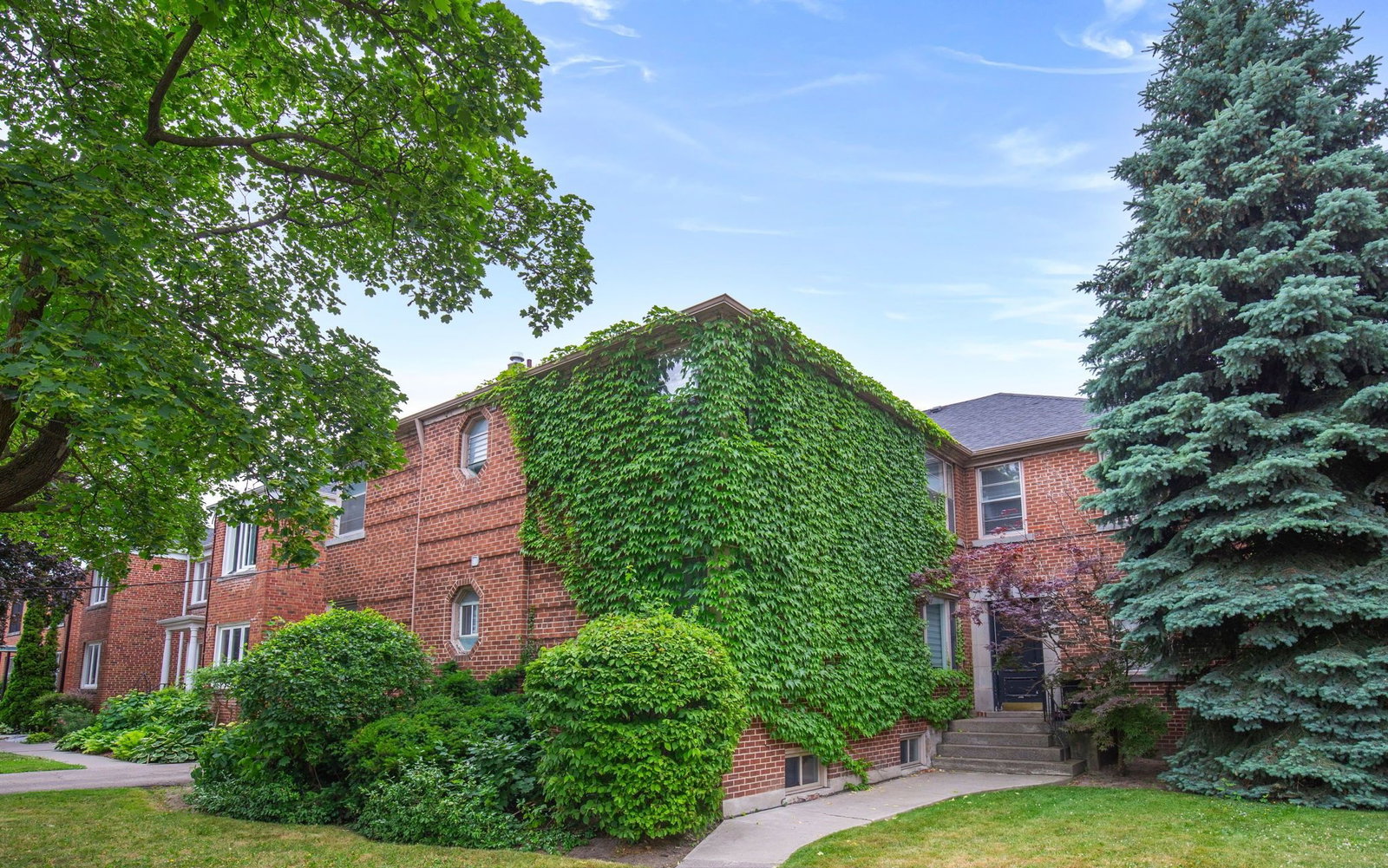 15 Warwick Avenue exterior