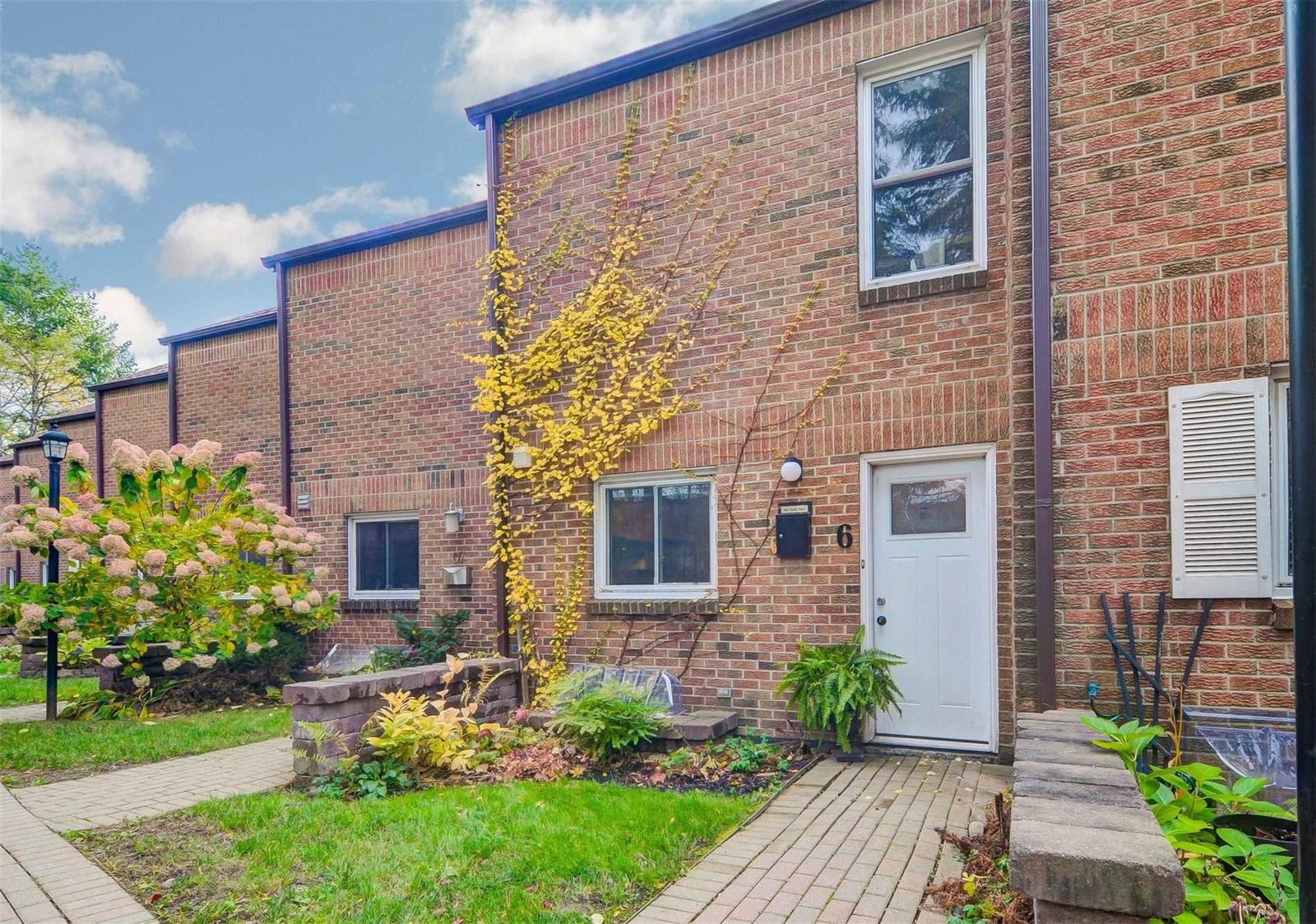 442 Perth Avenue Townhomes exterior