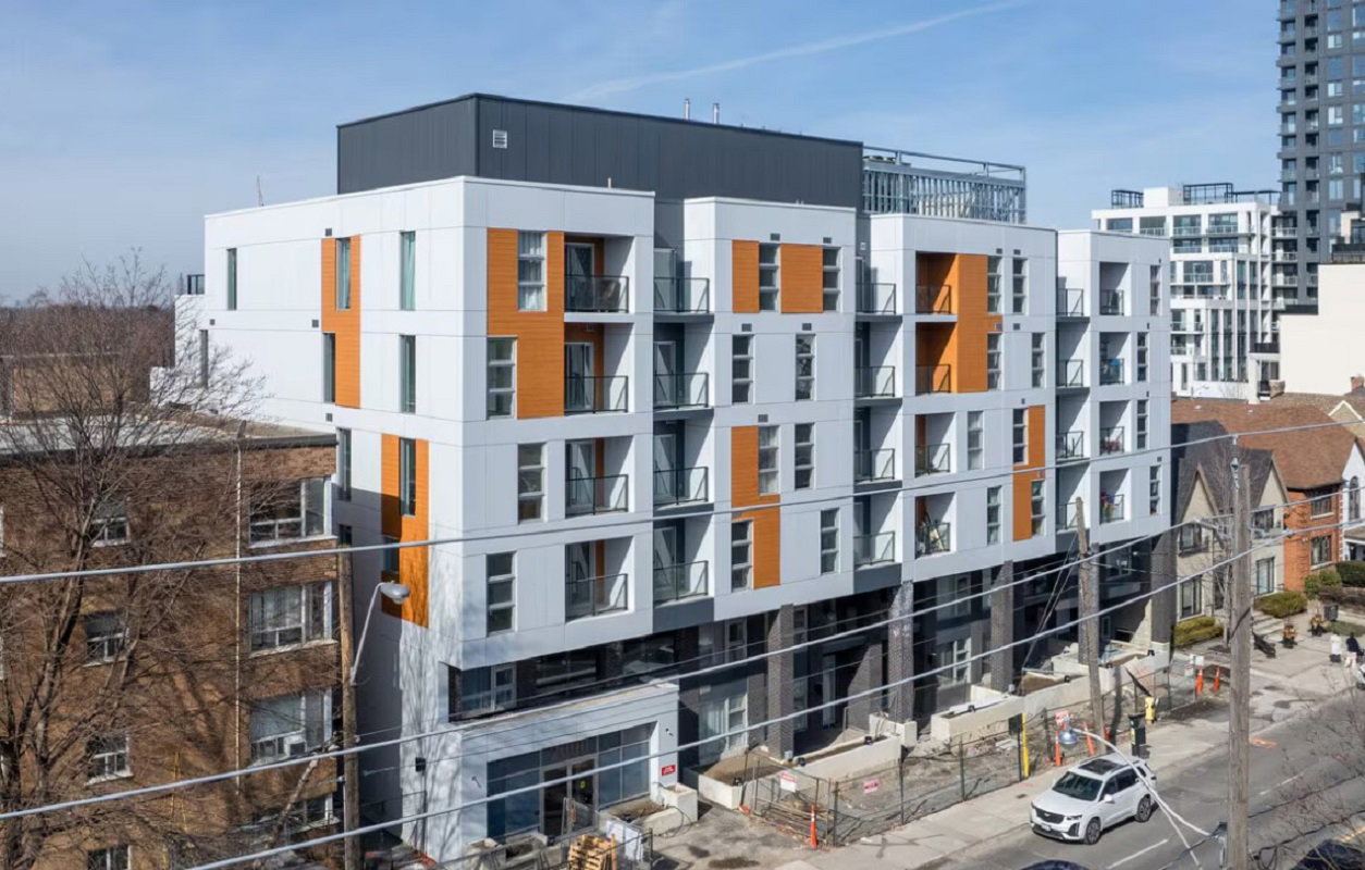 2000 Bathurst Street exterior