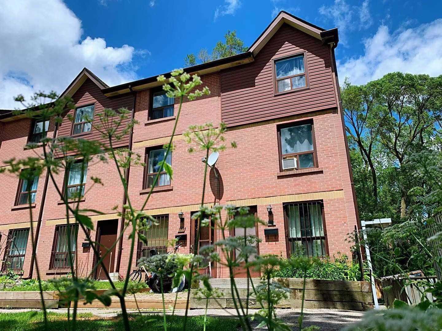 275 Broadview Ave Townhomes exterior