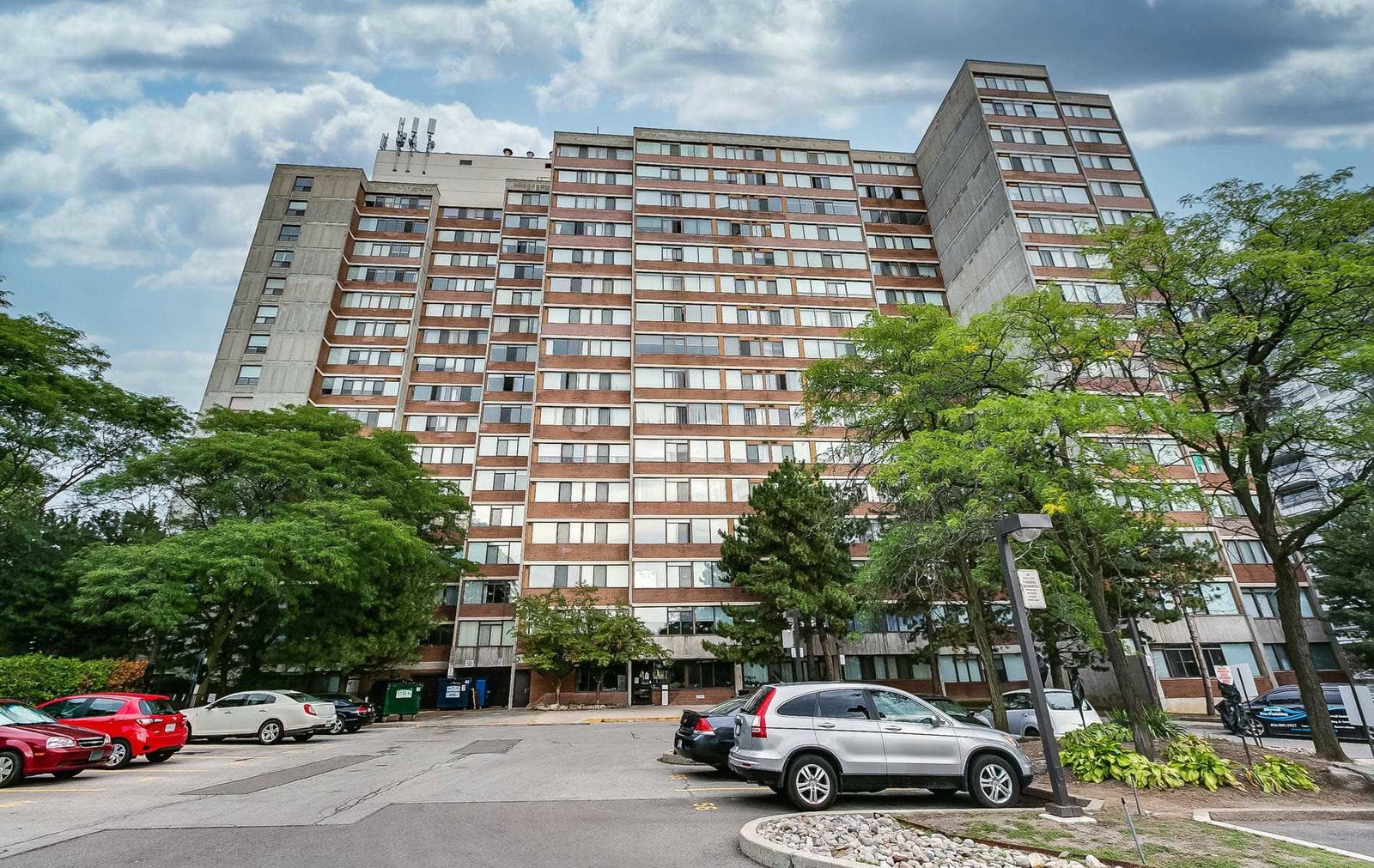 3000 Bathurst Street Condos exterior