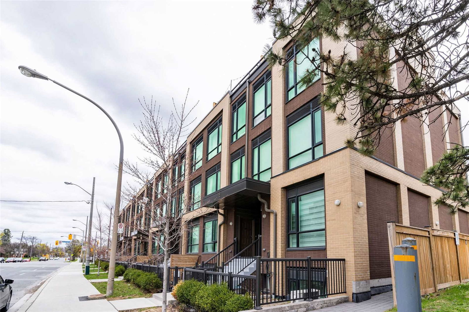LA Courtyards Townhomes exterior