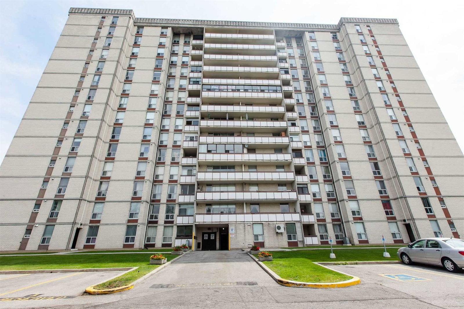 130 Neptune Drive Condos exterior