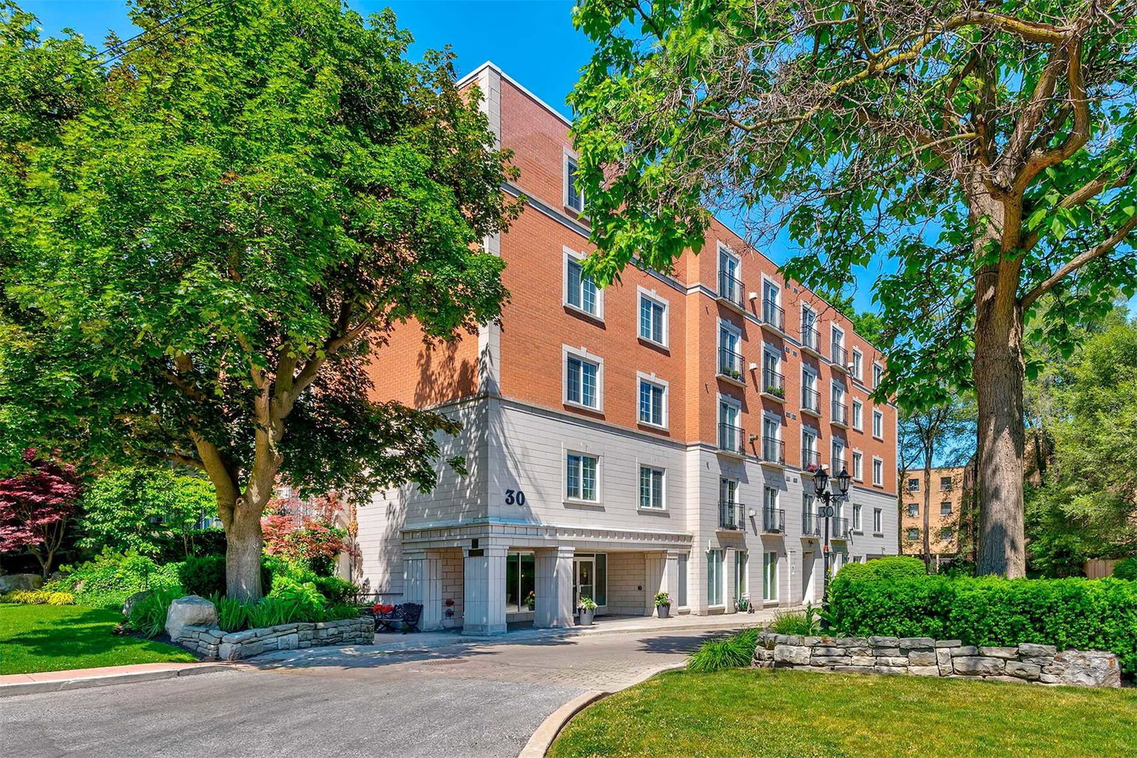 The Kingsway Regent Condos exterior