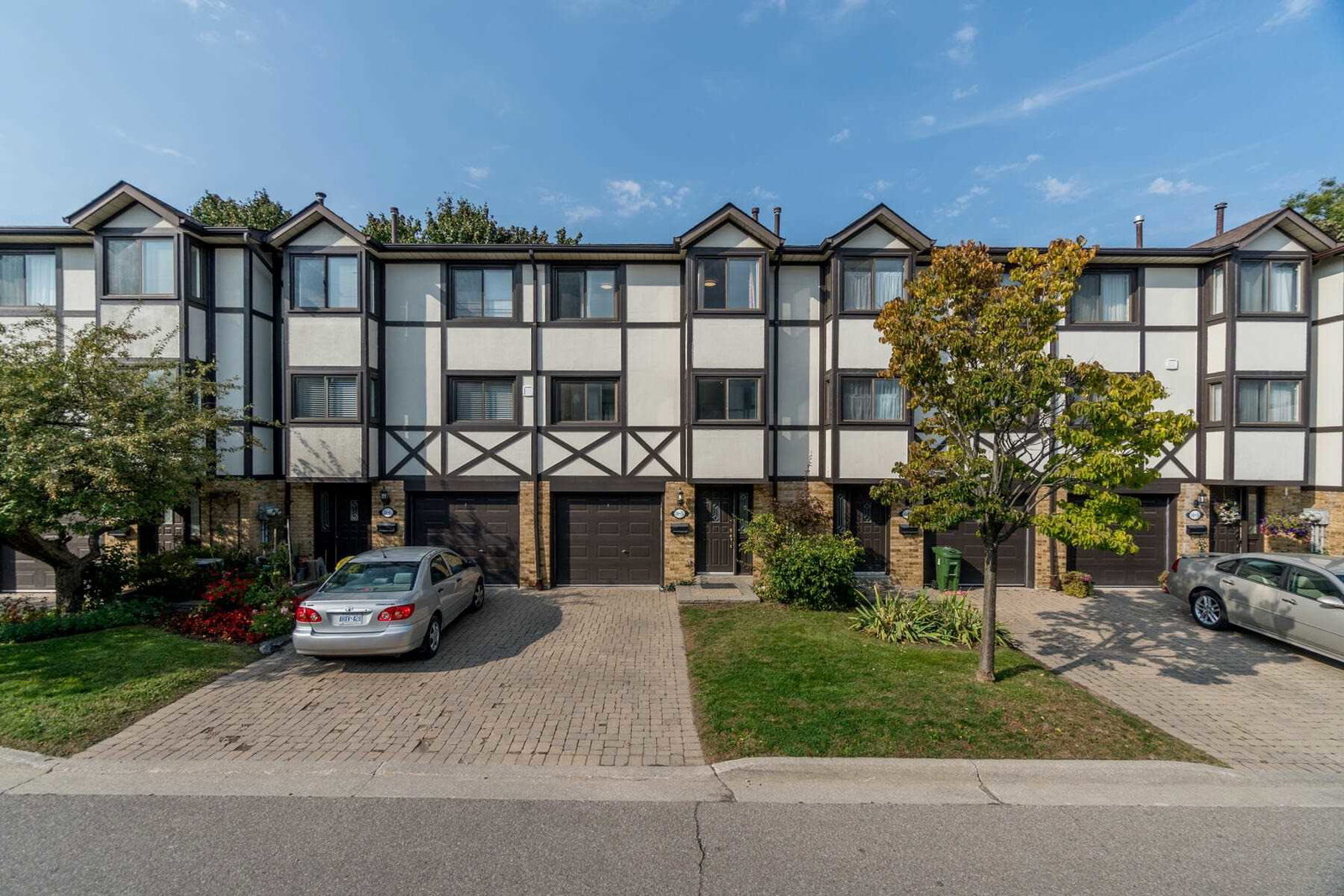 2 Bradbrook Road Townhouses condo