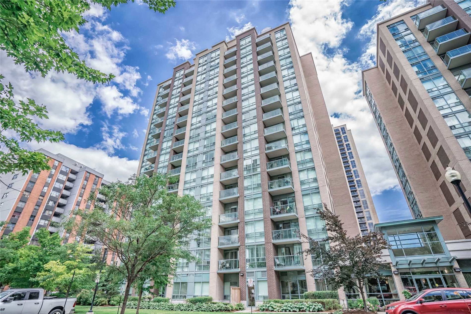 Port Royal Place V Condos exterior