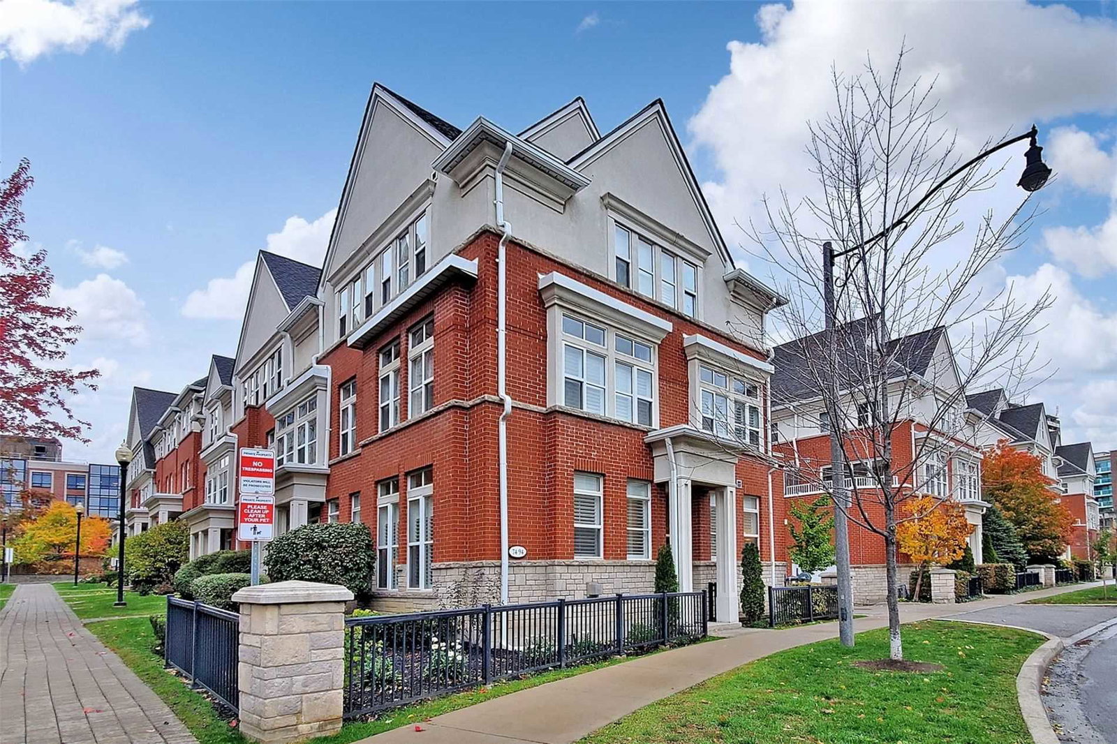 Bloorwood Manor Townhomes condo building exterior