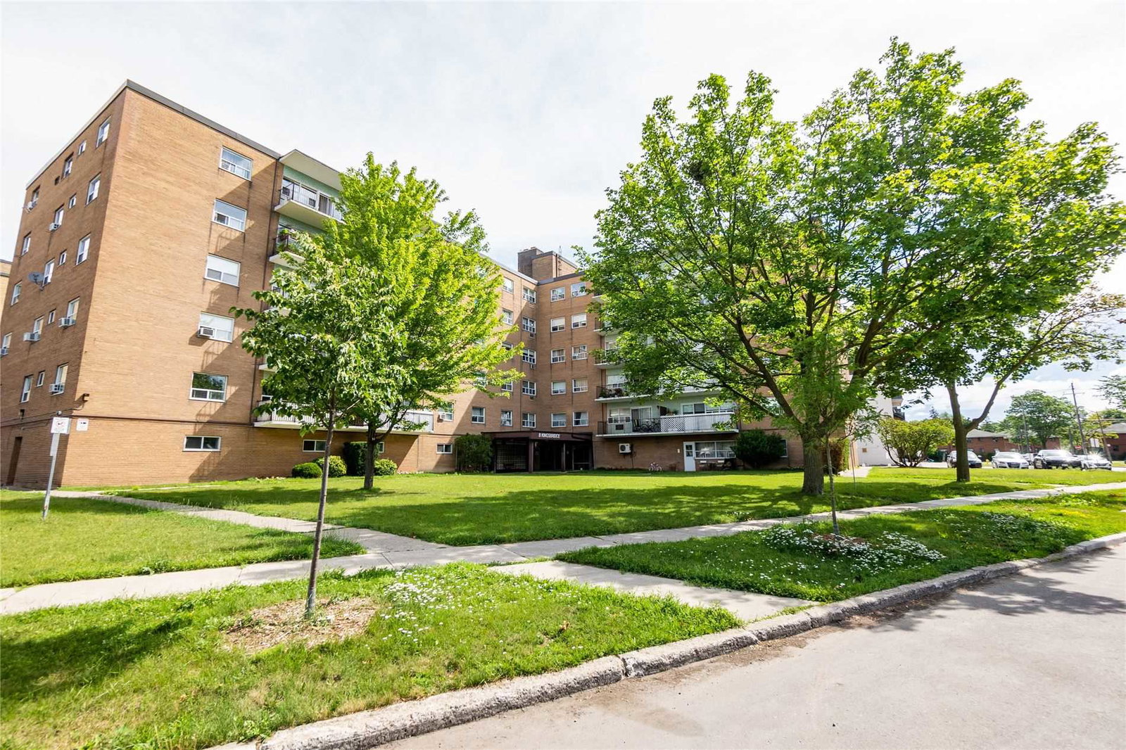 8 Kingsbridge Condos condo building exterior