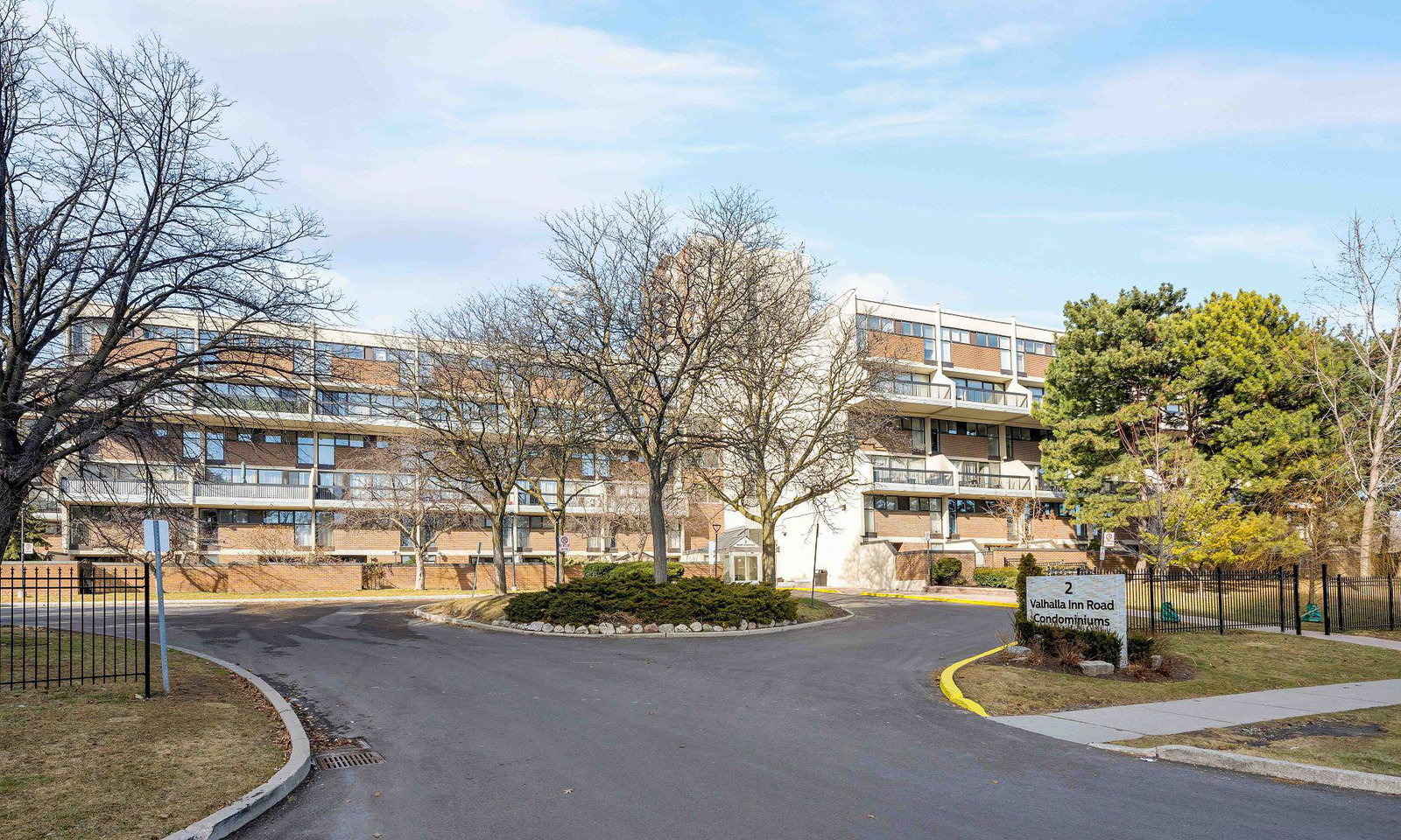 Queenscourt Condos exterior