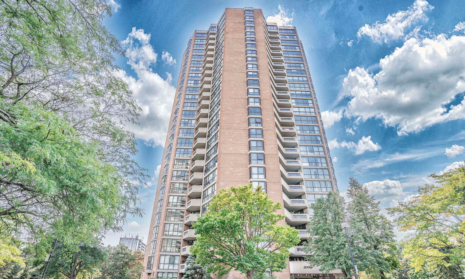 Islington 2000 Condos exterior