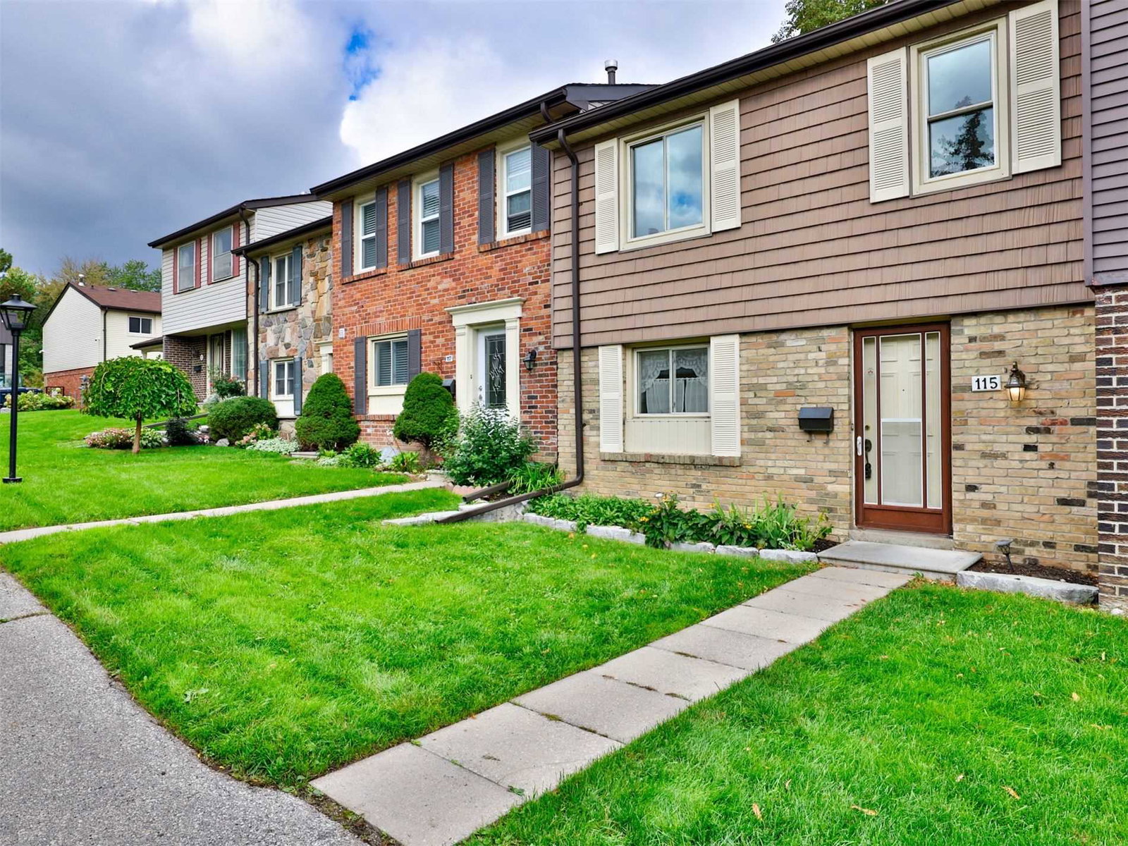 125 Palmdale Drive Townhouses exterior