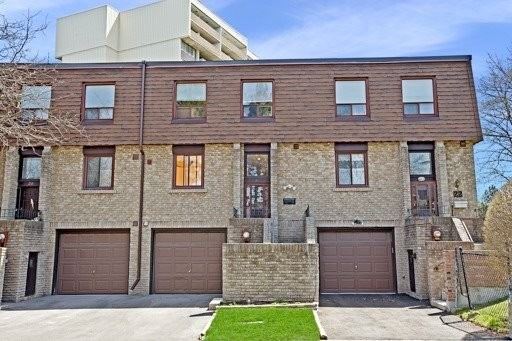 1 & 2 Davisbrook Boulevard Townhomes condo building exterior