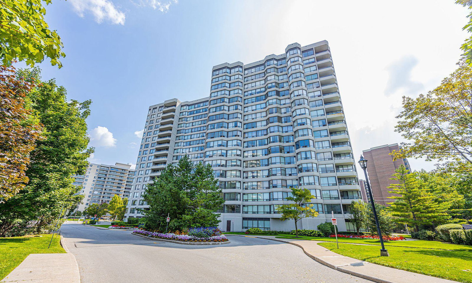 Primrose Towers I Condos exterior