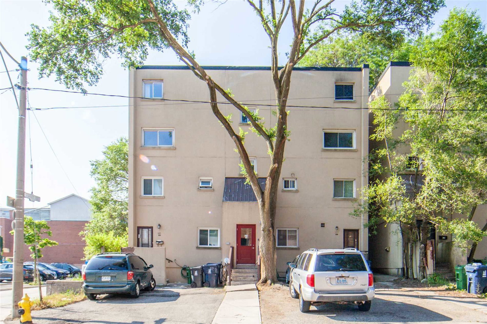 829 Richmond Street Townhouses condo building exterior