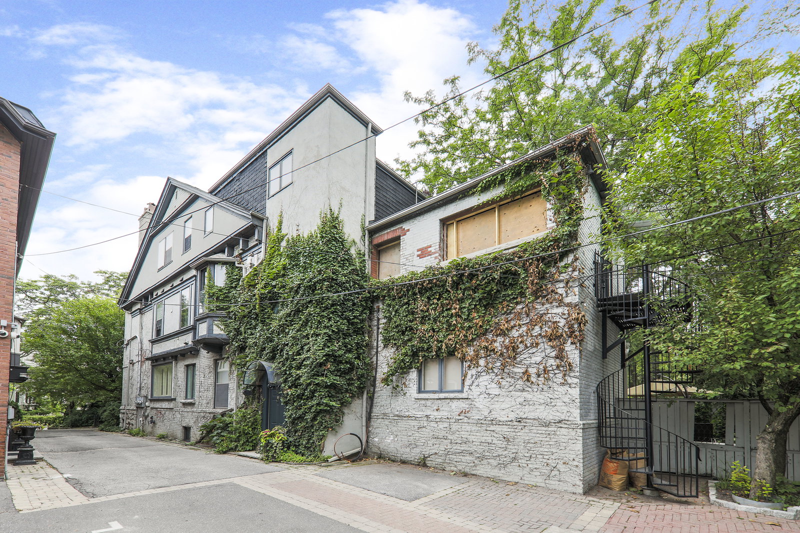 78 Crescent Road Condos exterior
