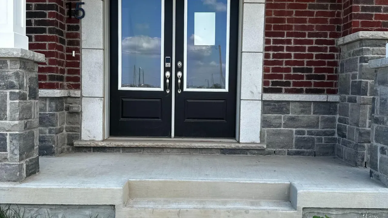 1259 Lily Cres exterior