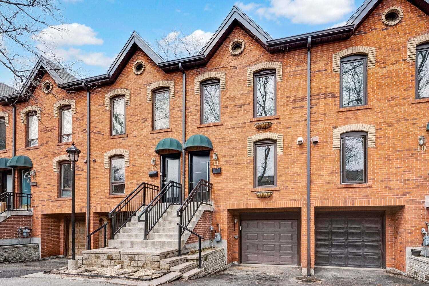1000 Dundas St E Townhouses exterior