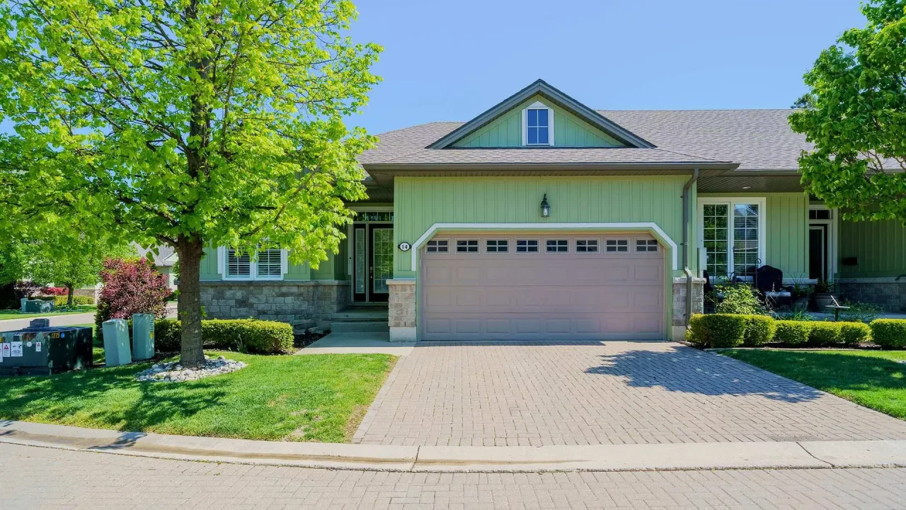 Oakswood Links condo building exterior