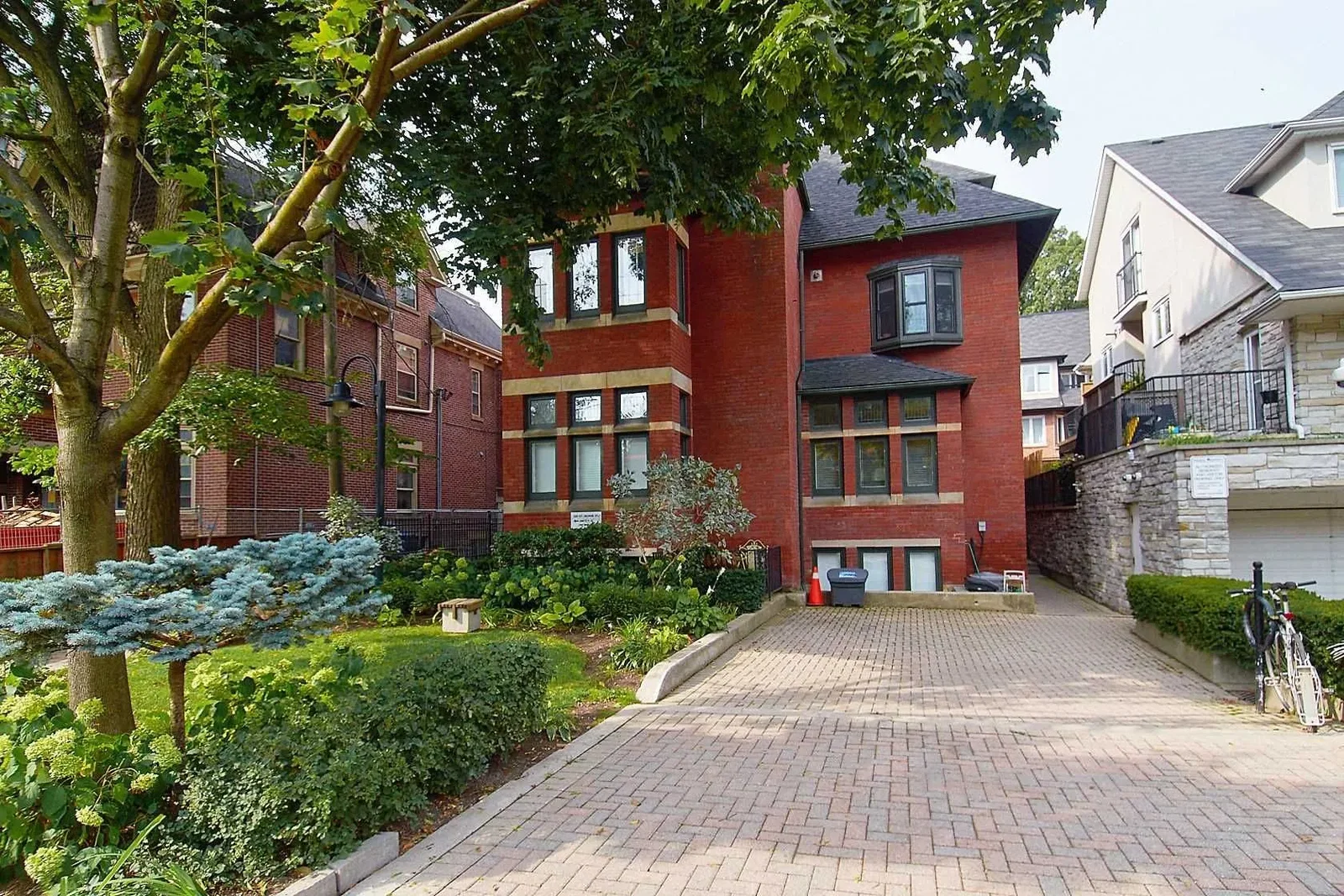 228 St George St Townhomes exterior