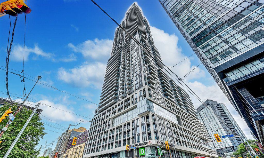 Dundas Square Gardens Condos exterior