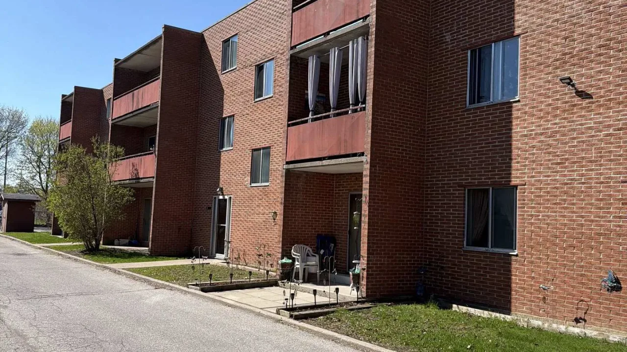 OXFORD STANDARD CONDOMINIUM PLAN NO. 116 condo building exterior