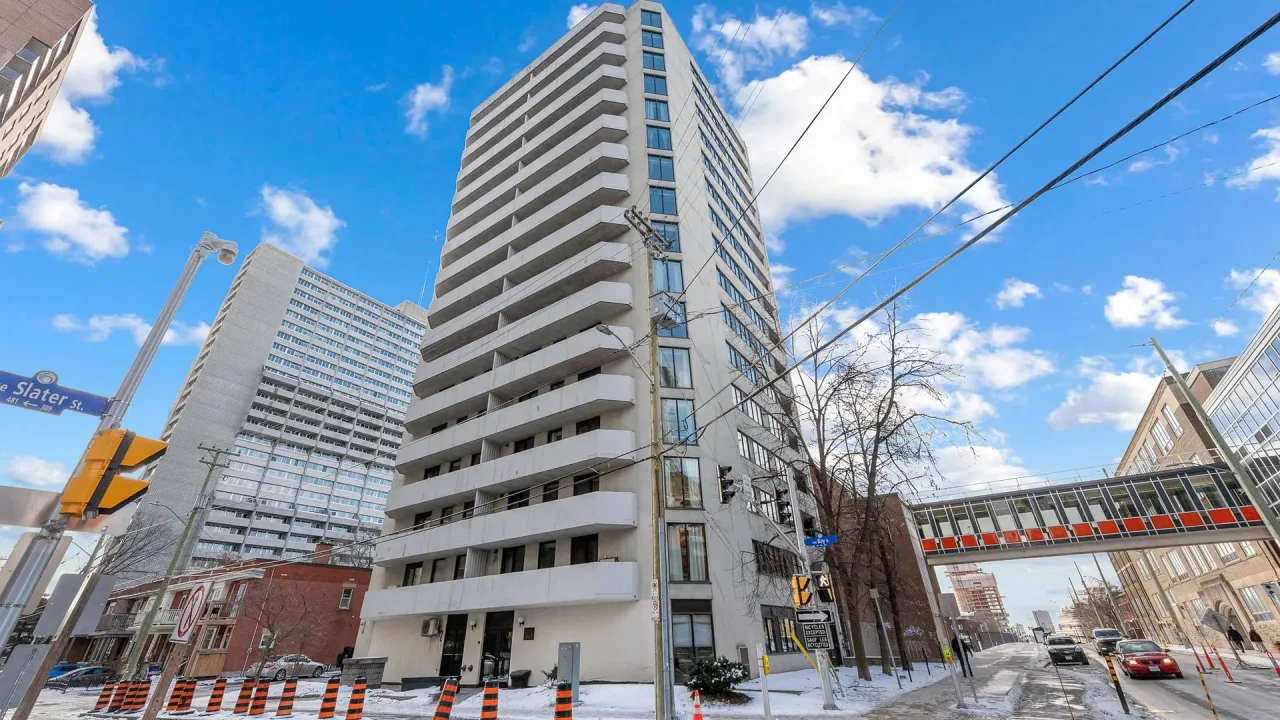 200 Bay St exterior