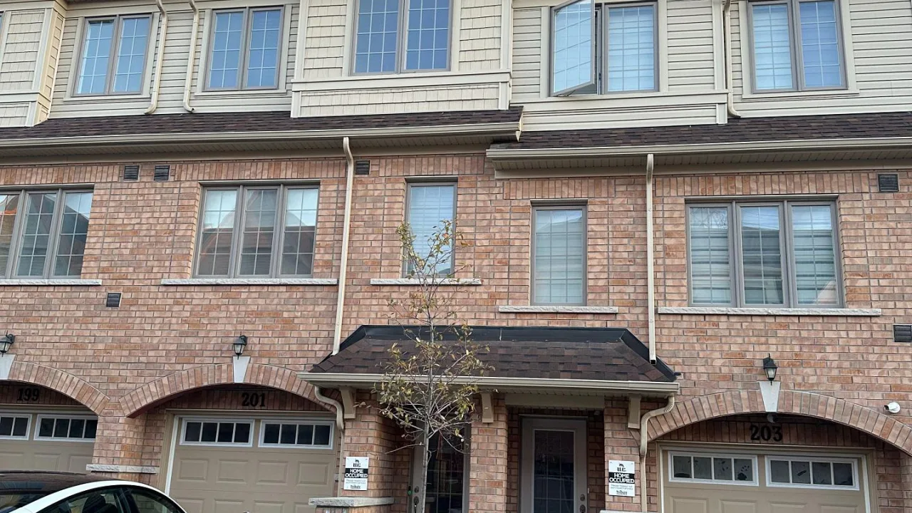 DURHAM STANDARD CONDOMINIUM CORPORATION NO. 368 exterior